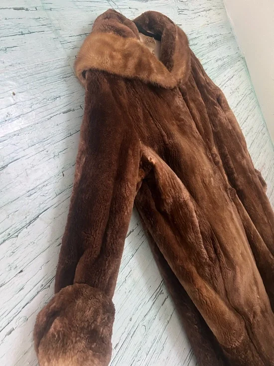 Real Fur Luxurious Vintage Fur Coat – Classic & Elegant - Picture 15 of 15